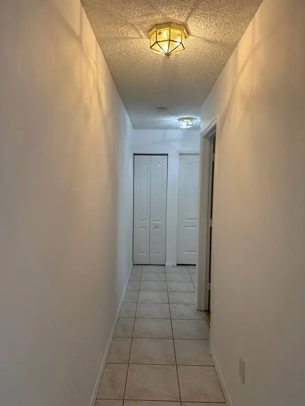 Hallway with a smooth painted ceiling in Miami
